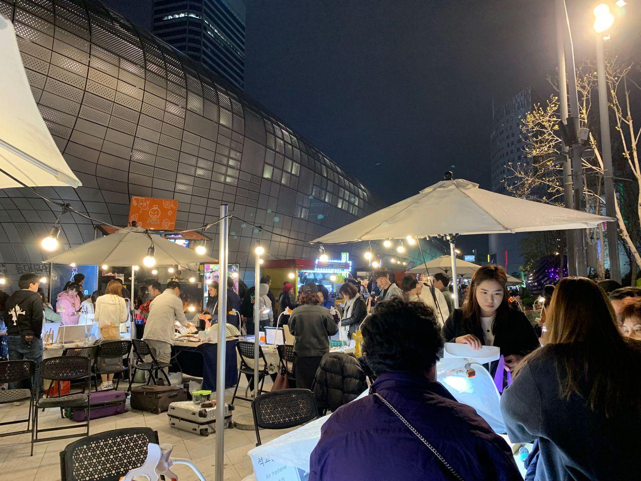 2025 Dongdaemun Night Market Visit! - Enjoy all the attractions from lively DDP night market!